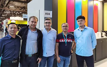 Biz xorijdagi ko'rgazmaga bordik