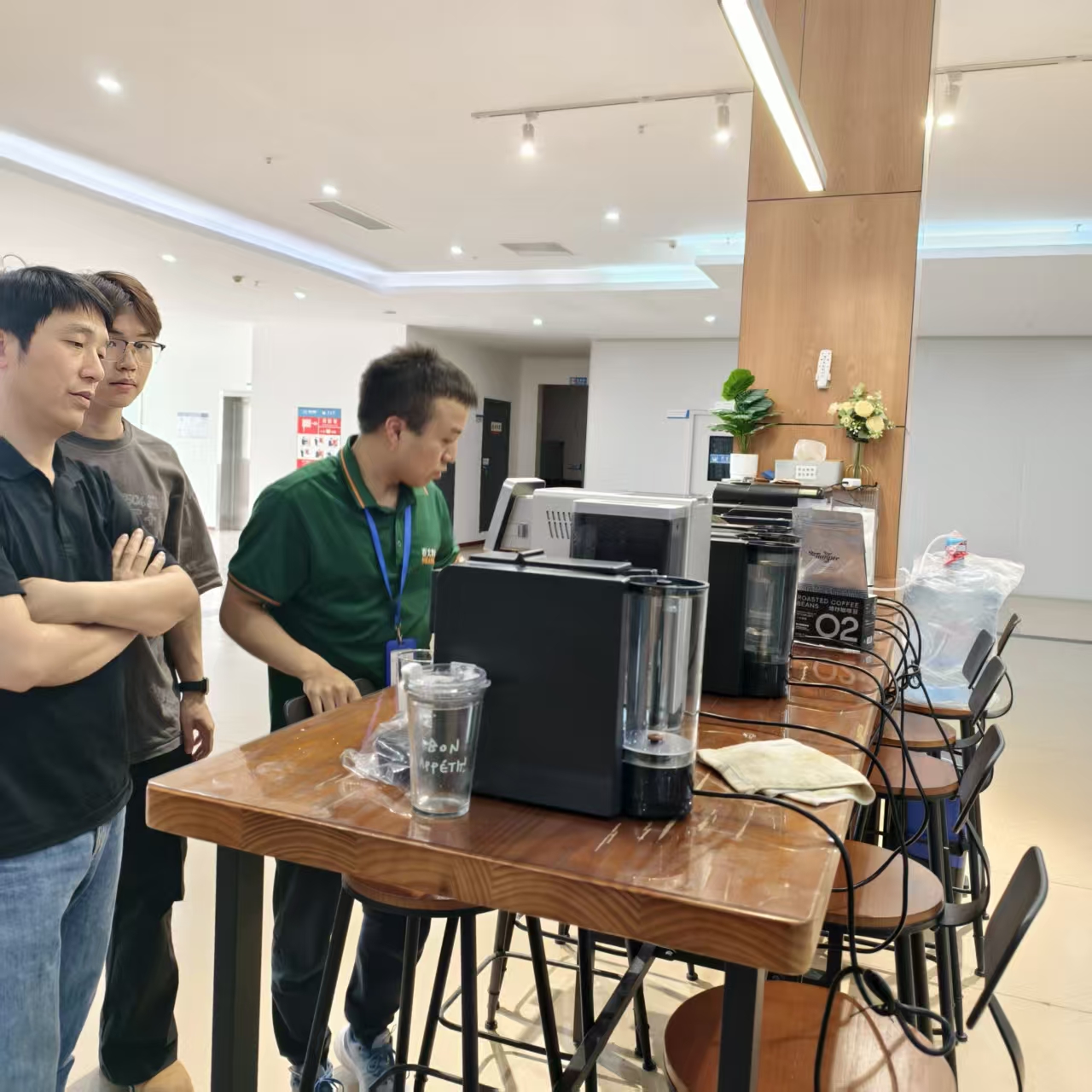 Aosom E-COMMERCE INC. Bosh menejeri Tang Seaverga tashrif buyurdi va SV205 to'liq avtomatik qahva mashinasini tekshirdi